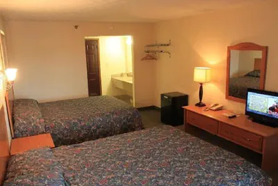 Photo 4 - Landmark Inn On The River