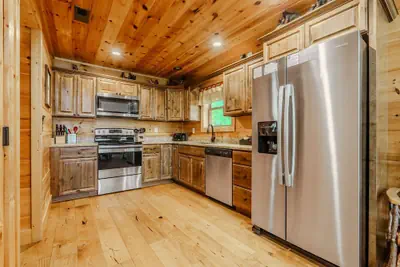 Photo 3 - Gatlinburg-2brs-hot Tub-arcade Games-fireplace