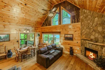 Photo 2 - Gatlinburg-2brs-hot Tub-arcade Games-fireplace