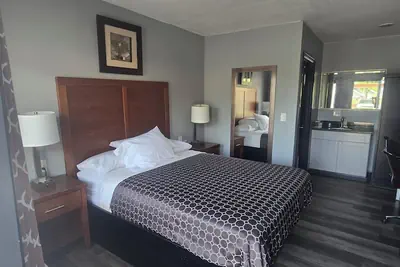 Photo 4 - WINE COUNTRY INN
