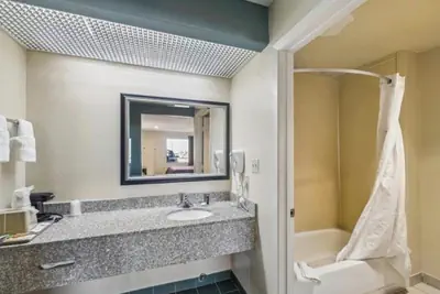 Photo 5 - Hotel Blue Baytown TX