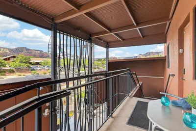 Photo 4 - Red Rock Duo by Avantstay - Sleeps 8, 2 Sedona Retreats With Mountain Views, Heart of West Sedona
