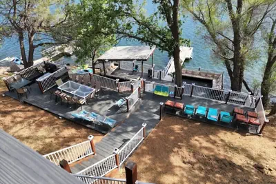 Photo 4 - 562 Massive 8 Bedroom on the Lake!