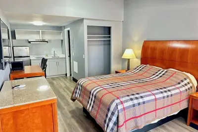 Photo 5 - Sunwestern Suites