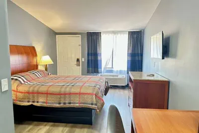 Photo 3 - Sunwestern Suites
