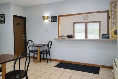 Photo 3 - ALGONA INN