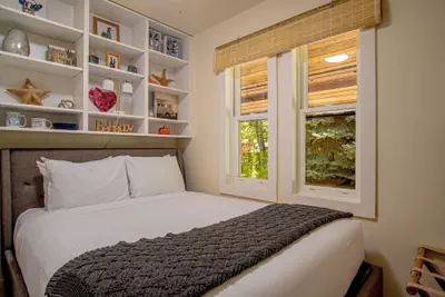 Photo 3 - Red Elephant 4BR - Fire Pit - River & Downtown