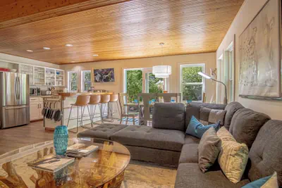 Photo 2 - Red Elephant 4BR - Fire Pit - River & Downtown