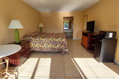 Photo 4 - Paramount Lakeside Inn & Suites