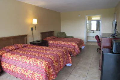 Photo 3 - Paramount Lakeside Inn & Suites