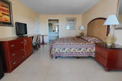 Photo 5 - Paramount Lakeside Inn & Suites