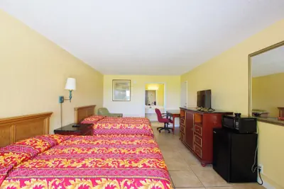 Photo 2 - Paramount Lakeside Inn & Suites