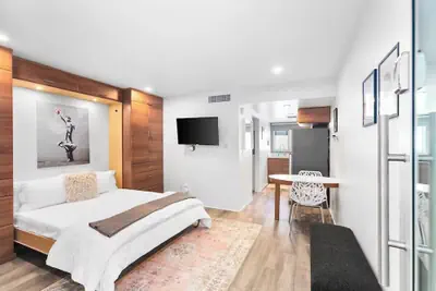 Photo 2 - Contemporary Studio in DTPH with Pool