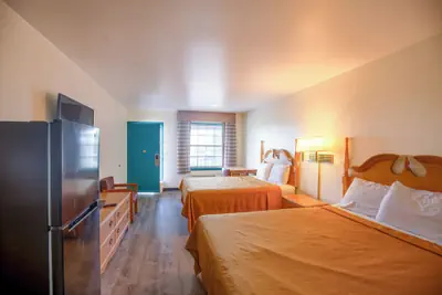Photo 4 - Economy Inn & Suites