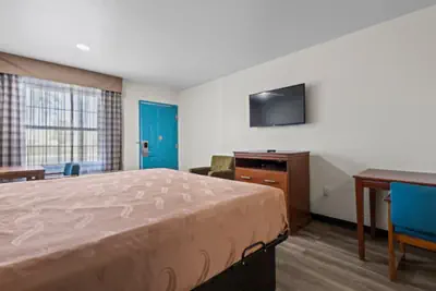 Photo 4 - Economy Inn & Suites