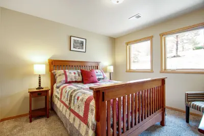 Photo 3 - 3BR Three-story Home With Epic Mountain Views & Fireplace