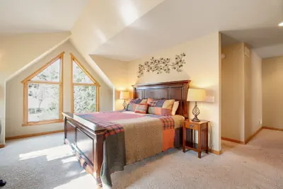Photo 5 - 3BR Three-story Home With Epic Mountain Views & Fireplace