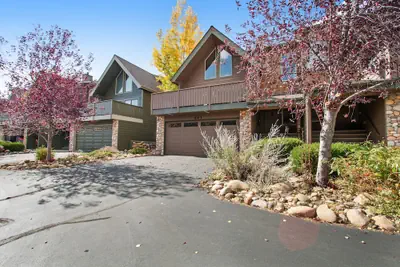 Photo 2 - 3BR Three-story Home With Epic Mountain Views & Fireplace