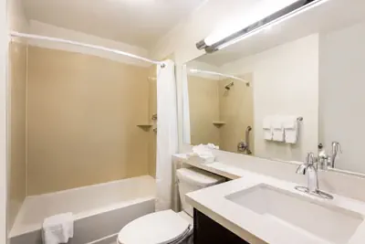 Photo 5 - Blue Way Inn Suites Bloomington Airport
