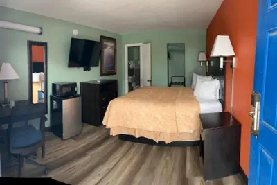 Photo 4 - Town & Country Motel