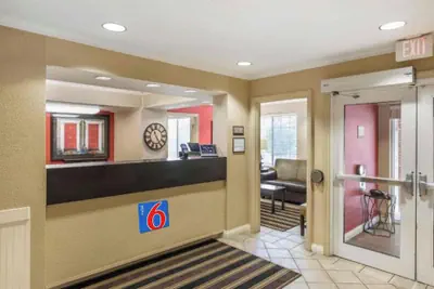 Photo 2 - Motel 6 Milwaukee Brookfield, WI