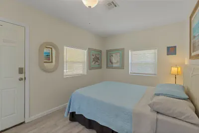 Photo 2 - 5 Mins to Nokomis Beach Tropical Bungalow