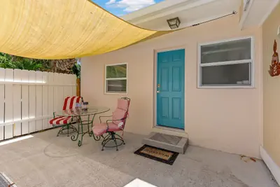 Photo 4 - 5 Mins to Nokomis Beach Tropical Bungalow