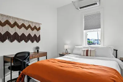 Photo 5 - Beautiful 2bd/1ba Above Craft Coffee Shop, Downtown, by Apsu