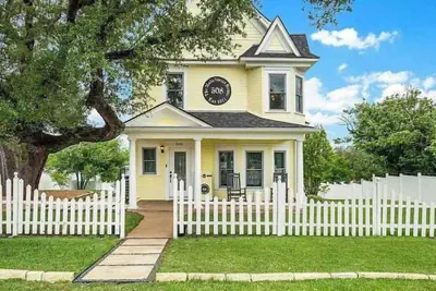Photo 2 - The Main Street House, in the Heart of Marble Falls