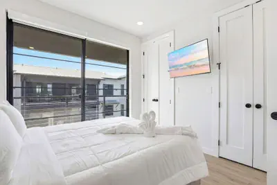 Photo 4 - Luxe Condo Prime Location 5-star Comfort