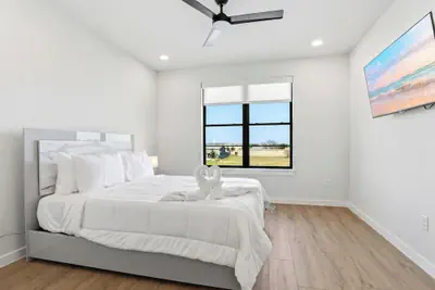 Photo 5 - Luxe Condo Prime Location 5-star Comfort
