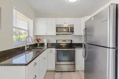 Photo 4 - Shoreline Bungalow