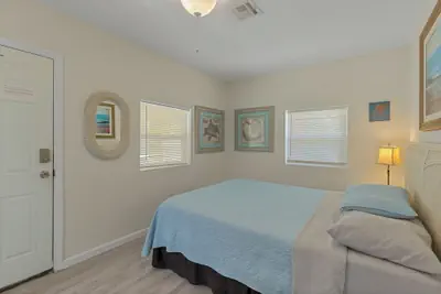 Photo 2 - Shoreline Bungalow