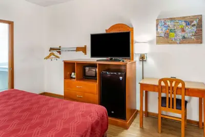 Photo 4 - Econolodge inn and suites