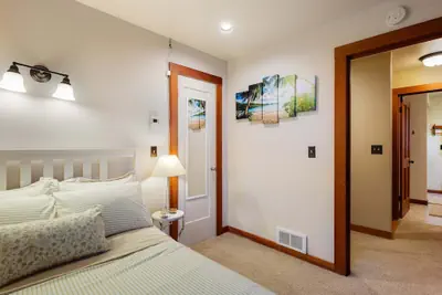 Photo 5 - Craftsman Grove - 10 Minutes To Campus 4 Bedroom Home