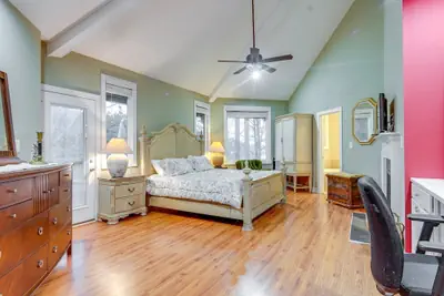 Photo 5 - Spacious Lakefront