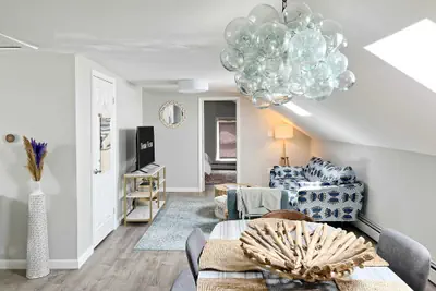 Photo 5 - Top Floor Loft 3BR w Skylights Spa Walkable