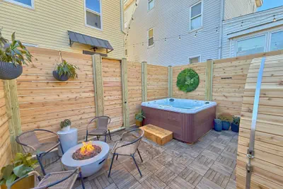 Photo 2 - Top Floor Loft 3BR w Skylights Spa Walkable