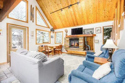 Photo 2 - Two-bedroom Plus Loft Chalet w/ Mountain Views