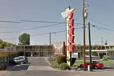 Photo 2 - Hilander Motel