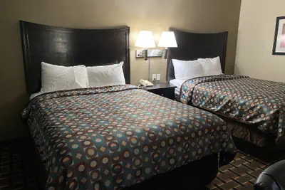 Photo 4 - Executive Inn