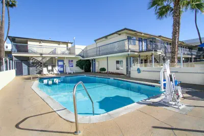 Photo 2 - Motel 6 San Diego Airport - Harbor