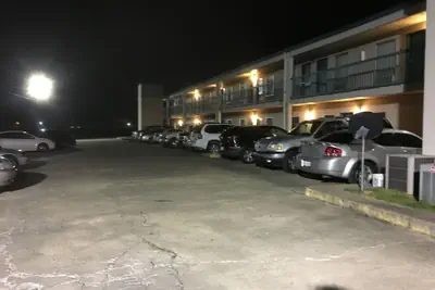 Photo 3 - Deluxe Inn & Suites