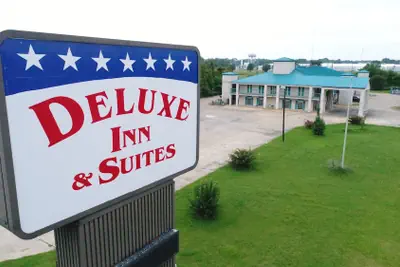 Photo 2 - Deluxe Inn & Suites