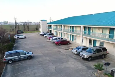 Photo 4 - Deluxe Inn & Suites