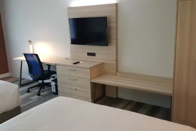 Photo 3 - Holiday Inn Express & Suites Toledo West by IHG