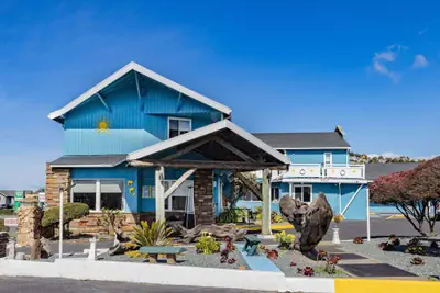 Photo 2 - Oceanside Inn & Suites, a Days Inn by Wyndham