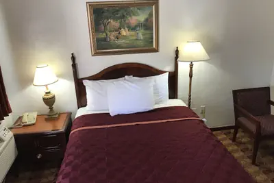 Photo 4 - Economy Inn