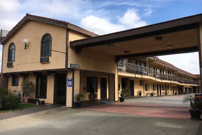 Photo 2 - Del Amo Inn