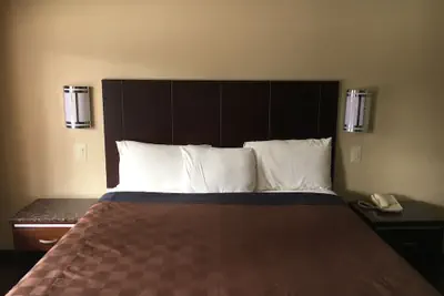Photo 5 - Del Amo Inn